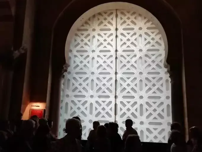 Interior de la segunda puerta de la Mezquita de Córdoba, cubierta por una lona con la imagen de la celosía retirada. - EUROPA PRESS - Archivo