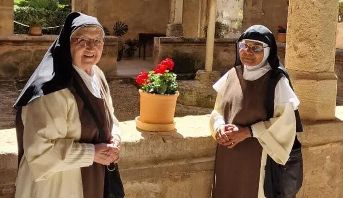 La Madre Federal a la izquierda y la secretaria federal a la derecha