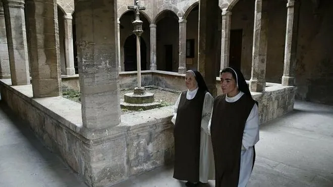 Monjas en el patio del convento