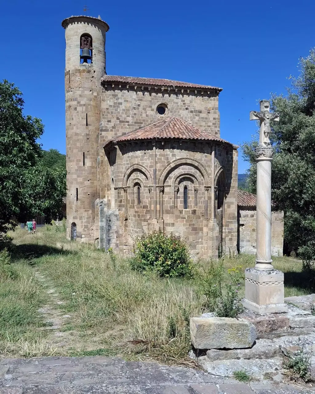 El entorno de San Martín de Elines, repleto de maleza | M. S.